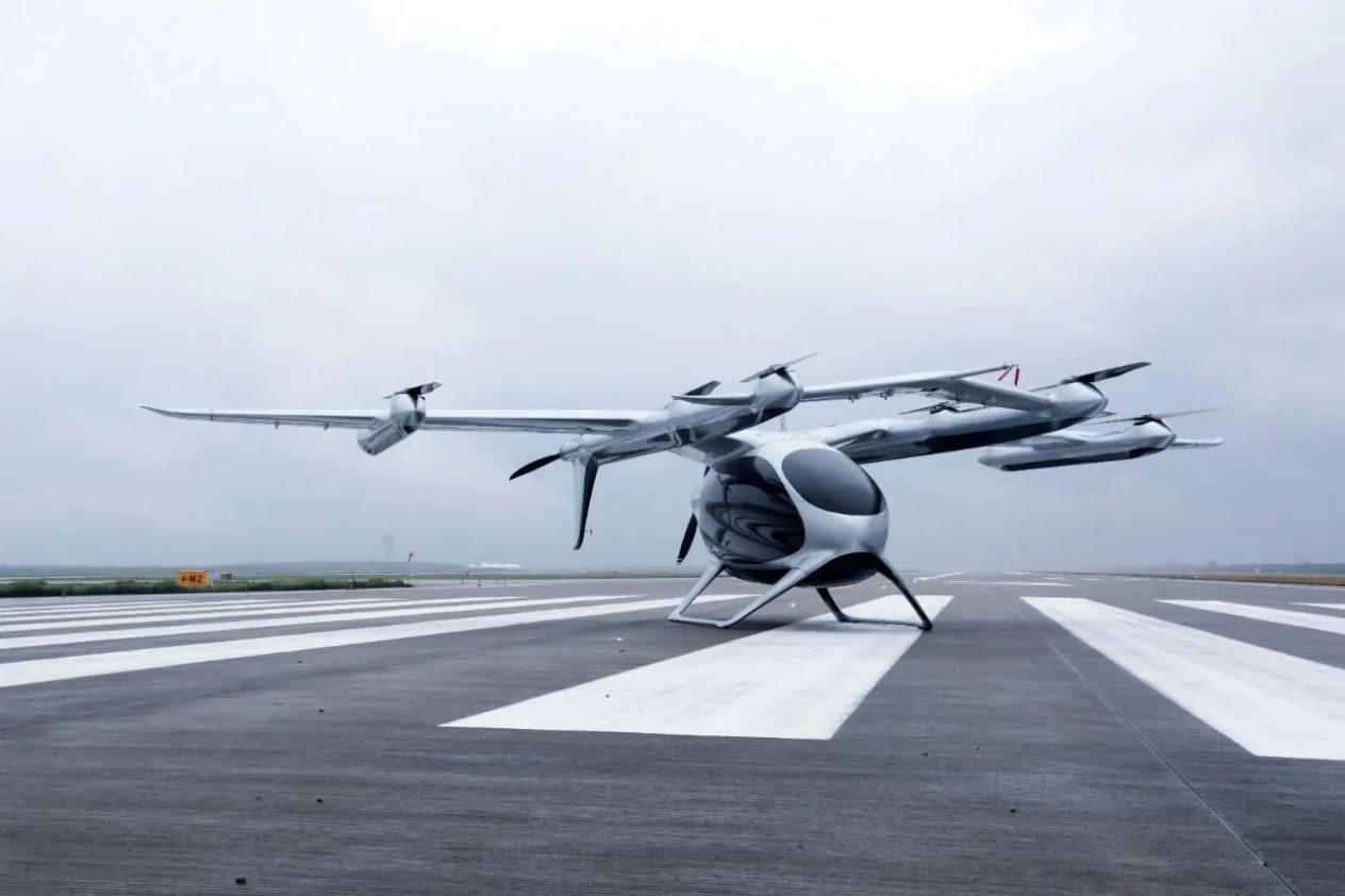 峰飞首次实现全球吨级eVTOL航空器在4F机场(浦东机场)的示范飞行！